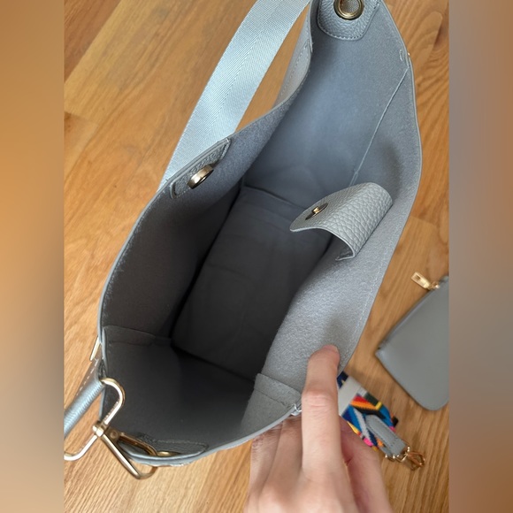 Convertible pebbled bucket bag - Picture 4 of 10